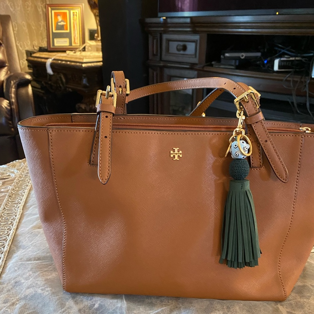 tory burch shoulder i sell it with the extra green chain